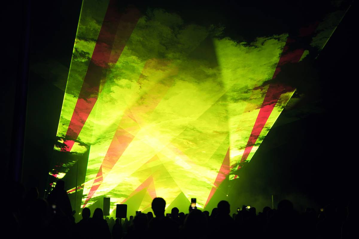 Projector Light Show: How to Transform Your Home Into a Holiday Spectacle (Without Blowing a Fuse)