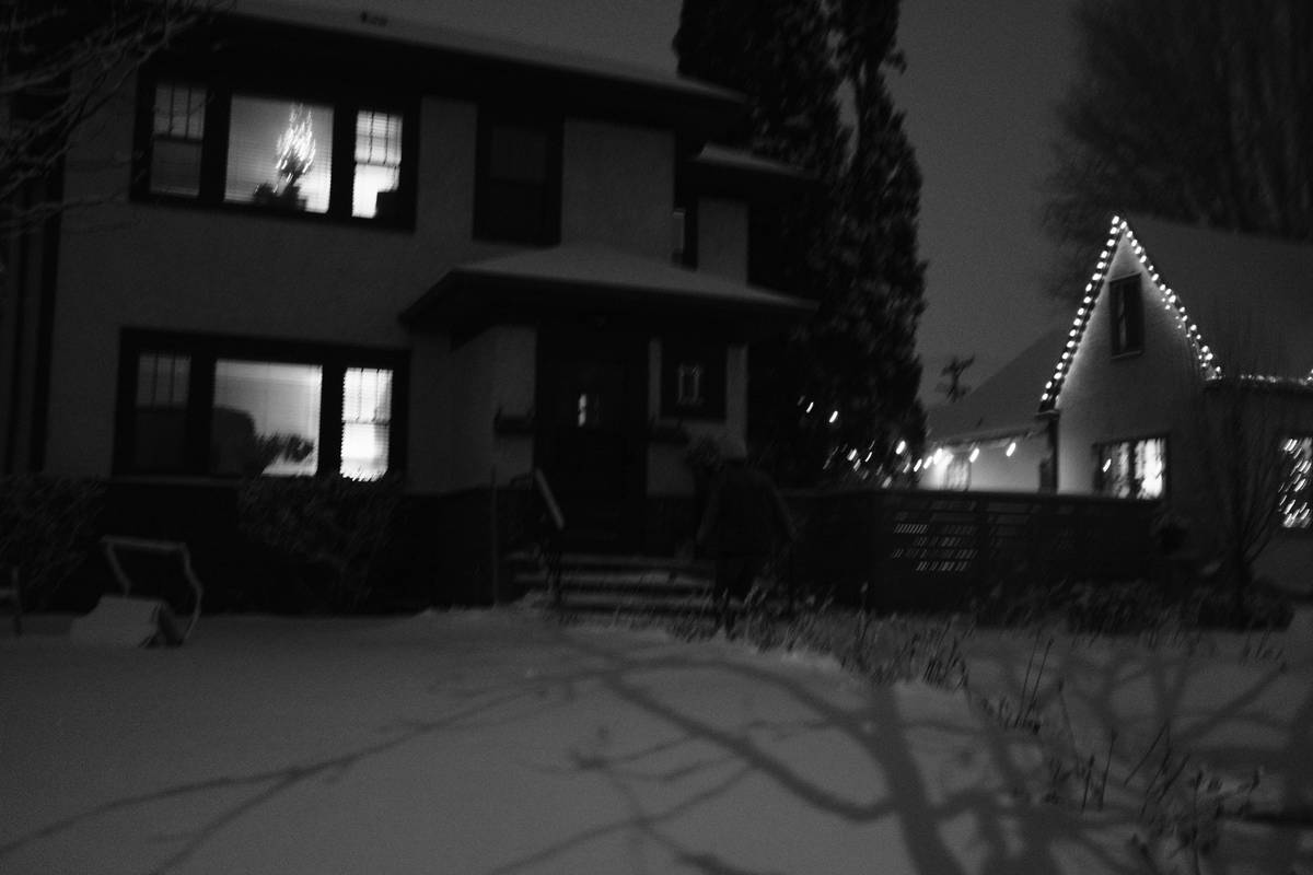 Side-by-side infographic comparing safety, setup time, energy use, and coverage area of traditional string lights vs. projector light shows for Christmas decorations