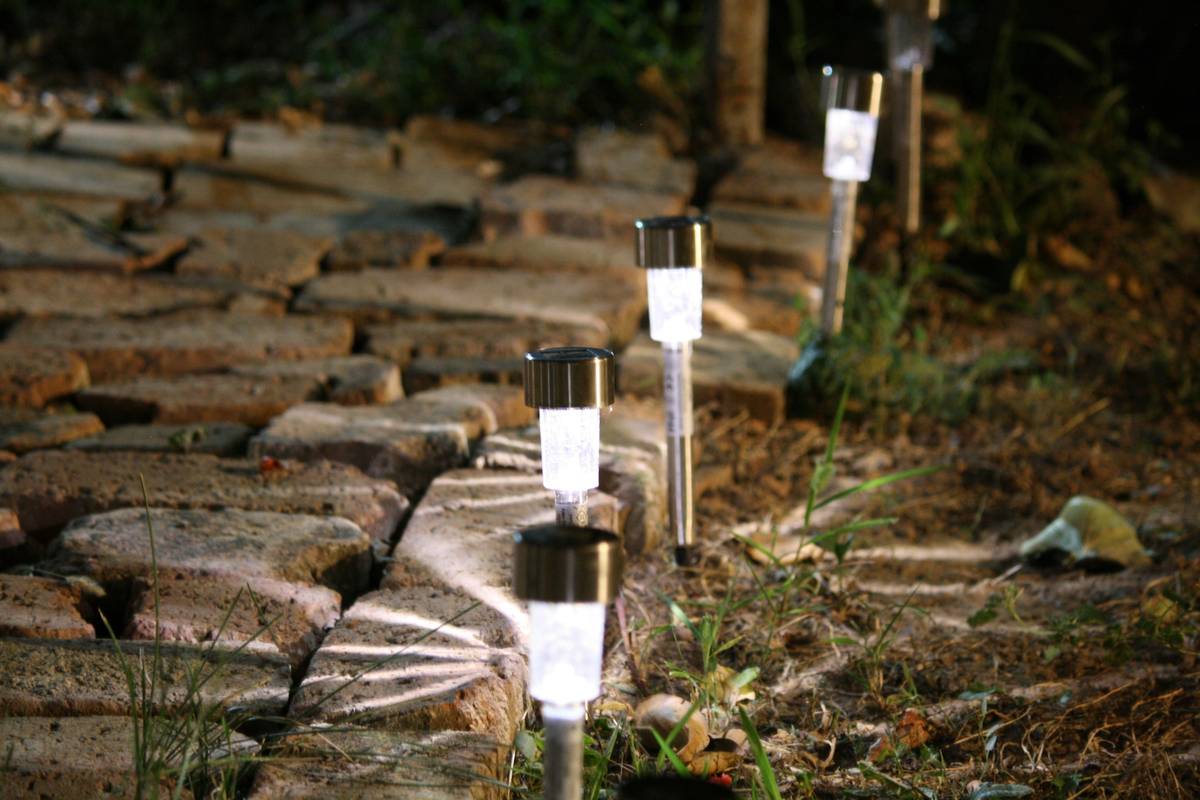 10 Must-Know Tips for Using Solar Stake Lights to Elevate Your Christmas Decor