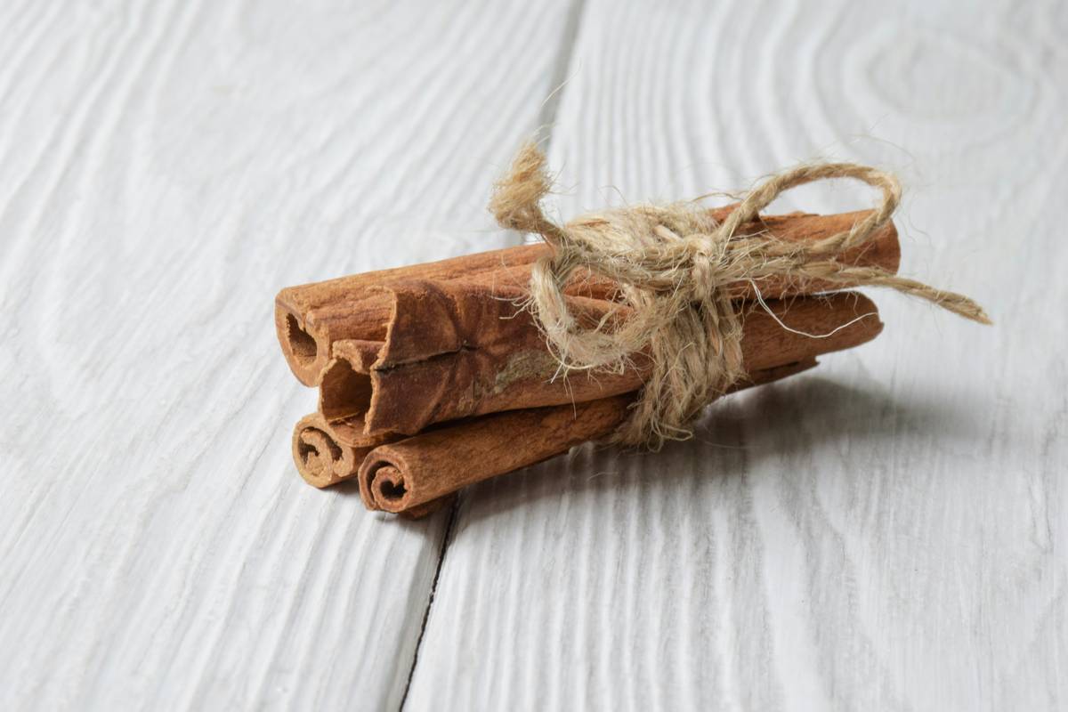 Infographic comparing true Ceylon vs. cassia cinnamon sticks: length, aroma strength, flexibility, and price per bundle