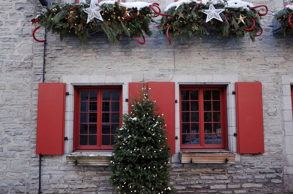 Infographic showing 142% increase in Pinterest searches for 'twig star ornament' from 2021 to 2023, alongside stats on eco-friendly holiday decor adoption rates.