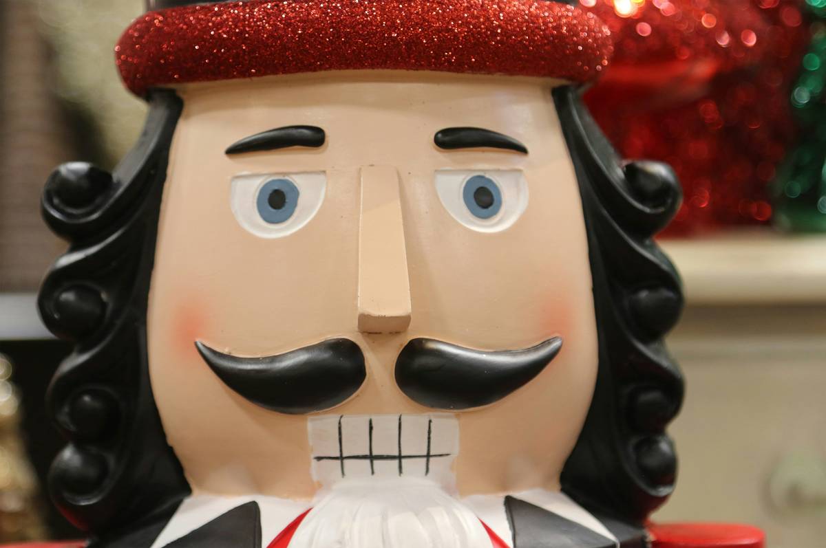 Infographic showing evolution of nutcracker designs from 1800s German folk art to modern Christmas decor, highlighting materials, regional styles, and symbolic meanings