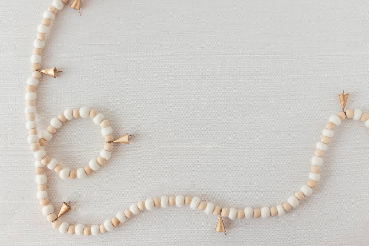Side-by-side comparison: high-quality untreated beech beads vs. low-quality painted composite beads showing chipping and uneven coloring