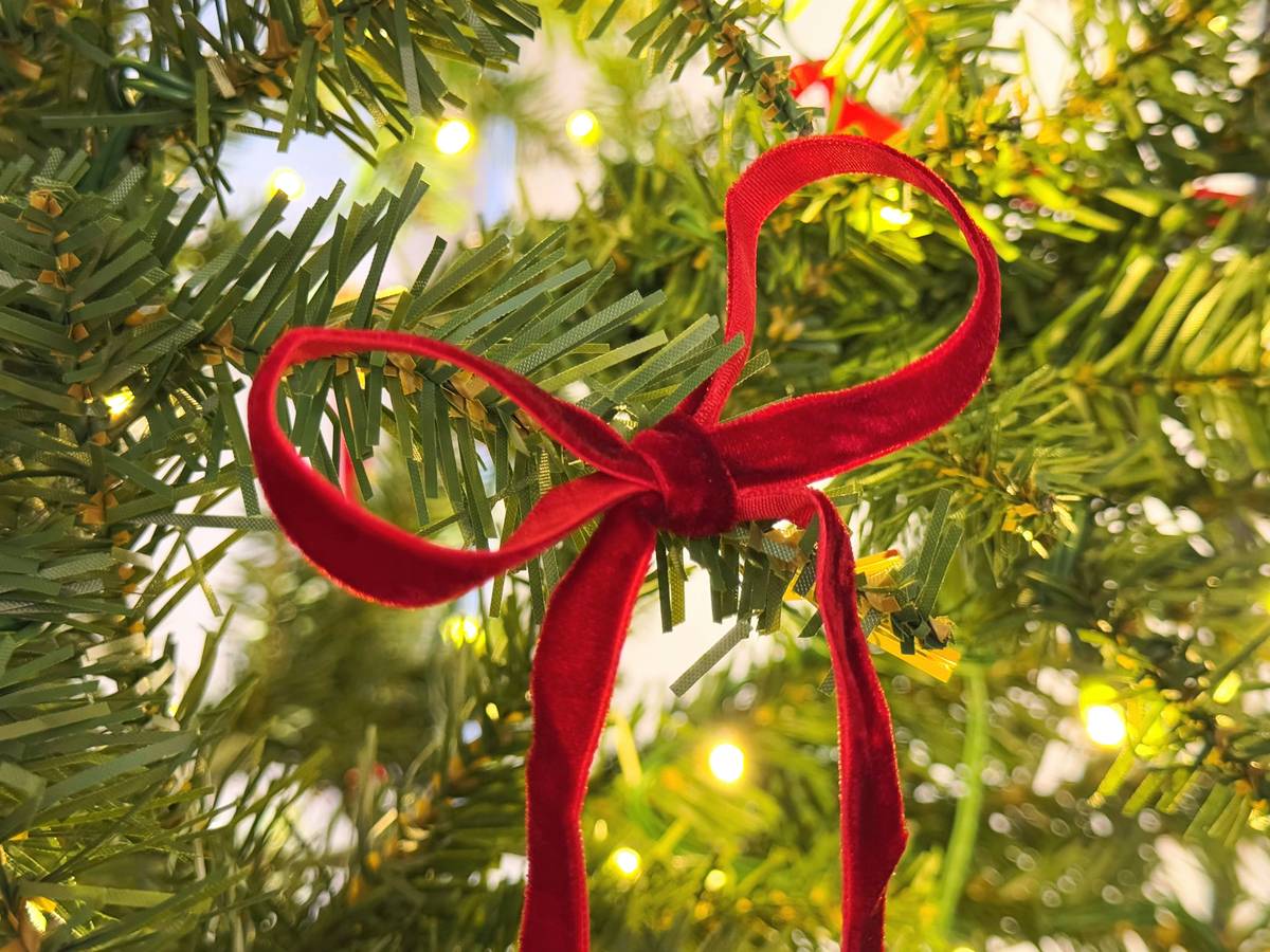 Side-by-side comparison: left shows flat, sagging ribbon on a Christmas tree; right shows dimensional, wired ribbon cascade with layered loops and anchored points
