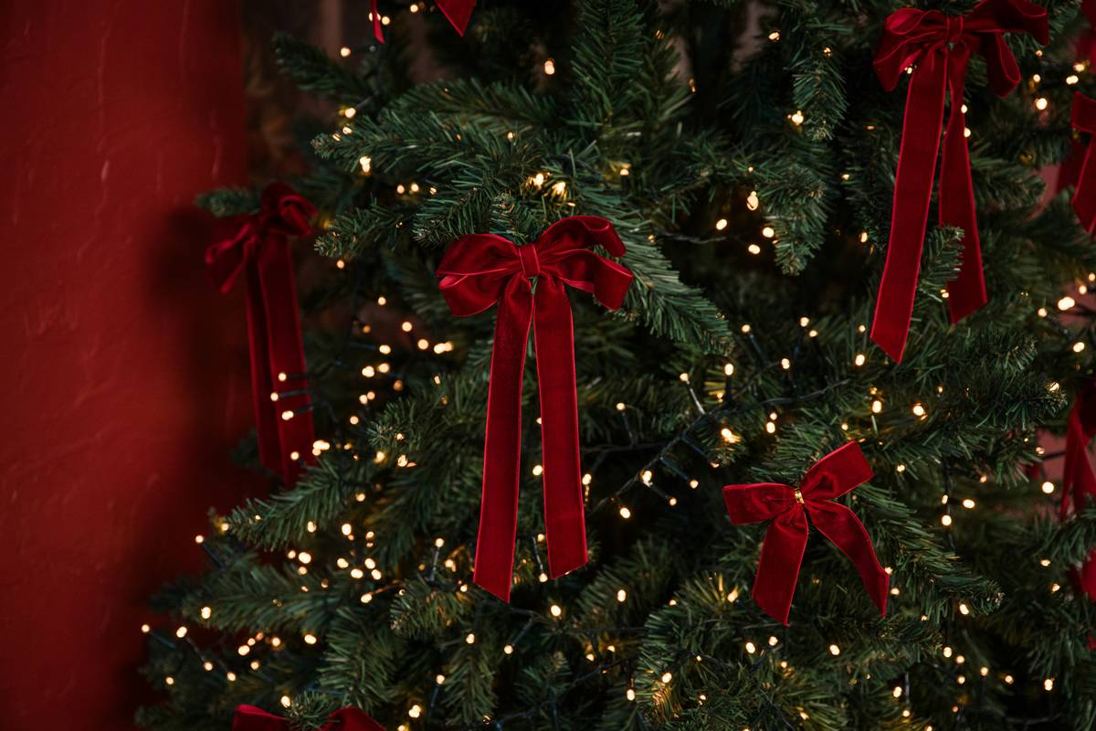 Why Your Tree’s Missing the Magic: The Ultimate Guide to Choosing the Perfect Velvet Bow Topper